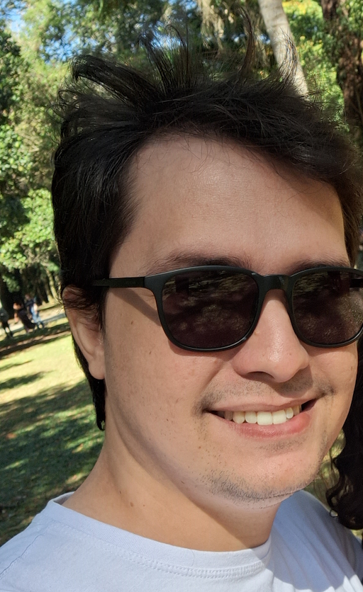 Foto de Artur Rodrigues sorrindo pra quem veio visitar a sua página do GitHub.com (: